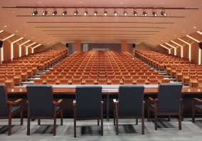 多用途廳堂：報告廳、多功能廳、禮堂、法庭、教堂等